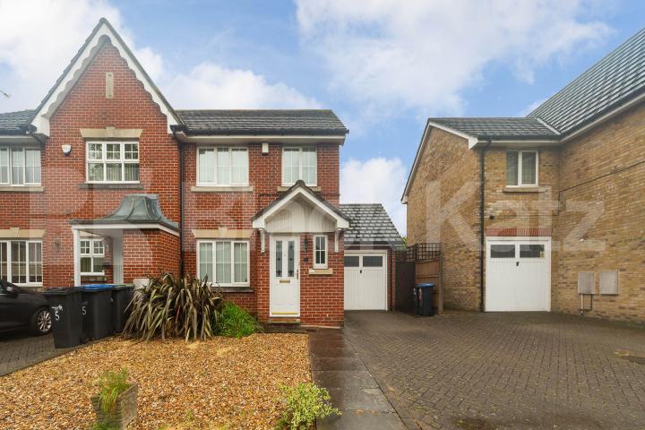Semi-detached 3 bedroom house located close to major amenities Jules Throne Ave, Enfield